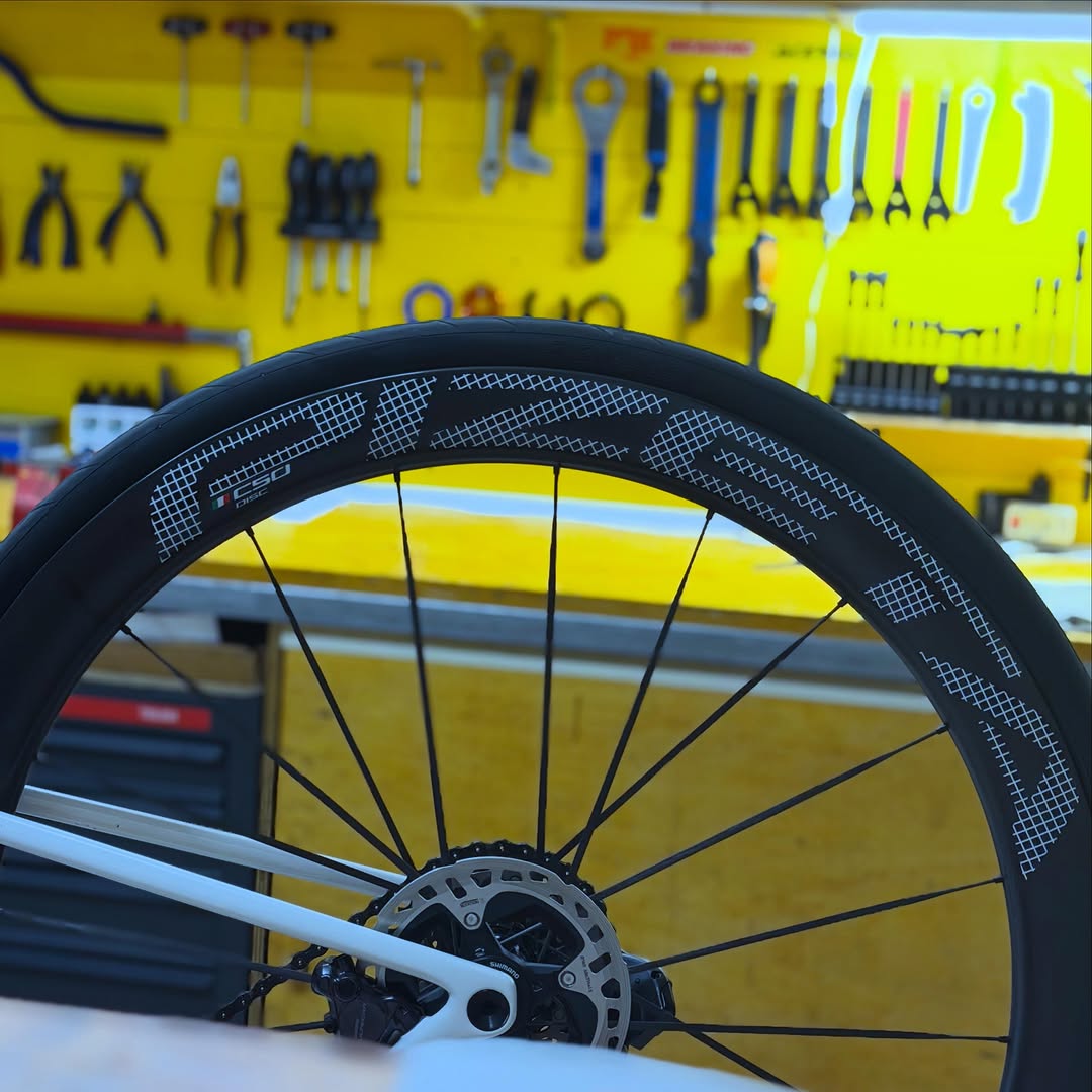 Ruota in carbonio Pizeta Carbon in officina